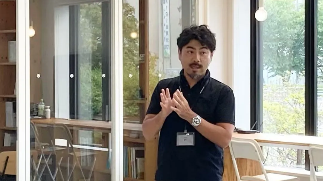 室蘭市のシェアオフィス会員交流会で継業について講演する代表取締役・大口真由